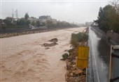 جاری‌شدن سیلاب بعد از 7 سال در رودخانه &quot;کر&quot; فارس؛ کنارگذرهای رودخانه خشک شیراز مسدود شد