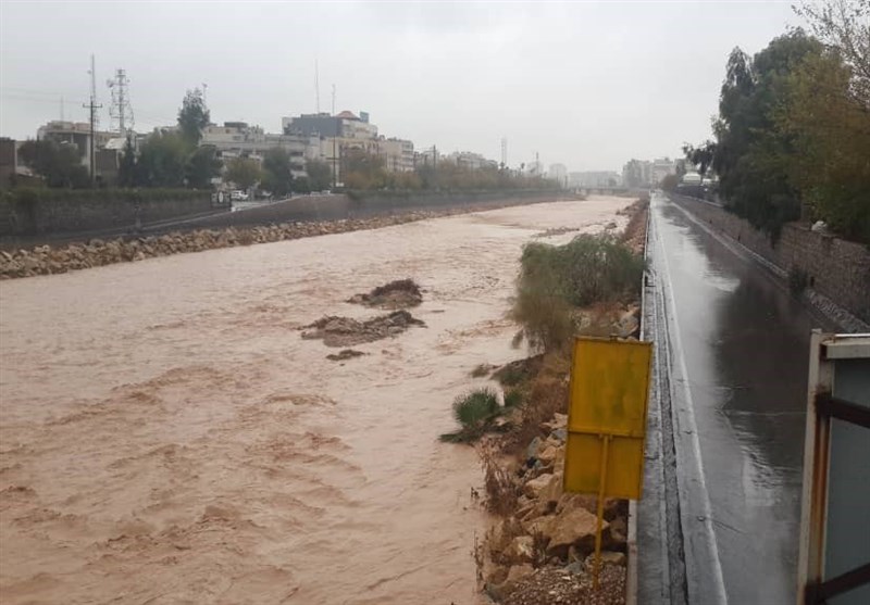 جاری‌شدن سیلاب بعد از 7 سال در رودخانه &quot;کر&quot; فارس؛ کنارگذرهای رودخانه خشک شیراز مسدود شد