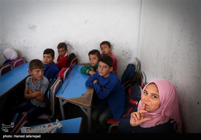 کلاس درس کودکان مدرسه دوره ابتدایی منطقه حسیاء در کشور سوریه