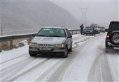 بارش برف در محورهای کوهستانی شرق استان تهران؛ سطح جاده‌ها لغزنده است