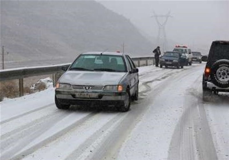 بارش برف در محورهای کوهستانی شرق استان تهران؛ سطح جاده‌ها لغزنده است