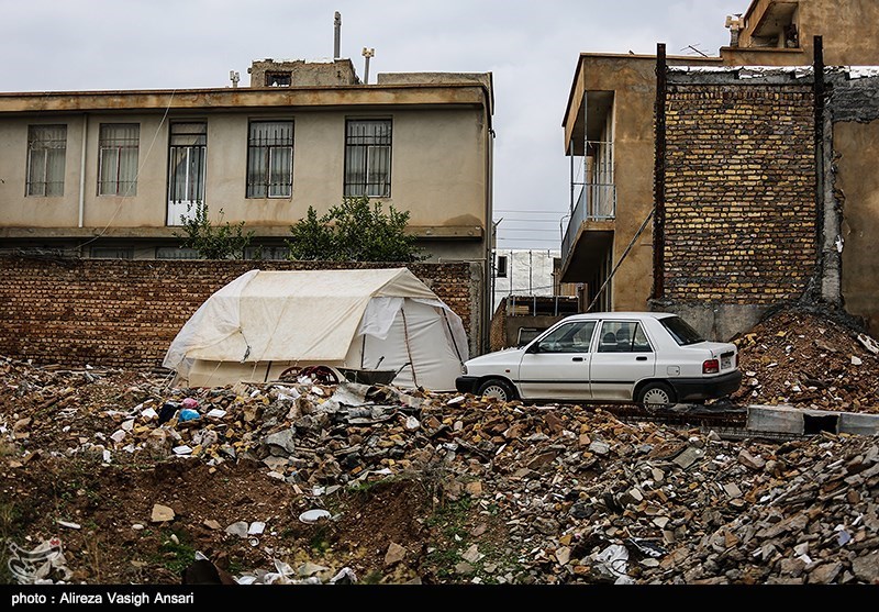 چادر و بسته غذایی 72 ساعته بین زلزله‌زدگان استان کرمانشاه توزیع می‌شود
