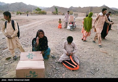 توزیع سبد کالا در روستاهای صعب العبور بلوچستان