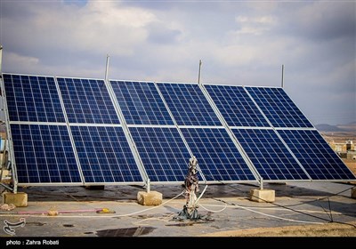 نصب پنل های خورشیدی رو بر روی پشت بام و حیاط منازل برخی از مددجویان کمیته امداد امام خمینی (ره)