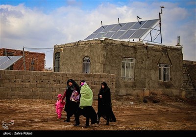 نصب پنل های خورشیدی رو بر روی پشت بام و حیاط منازل برخی از مددجویان کمیته امداد امام خمینی (ره)