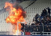 فوتبال جهان| جنون در آتن؛ انفجار، آتش و زخمی‌شدن هواداران در درگیری با پلیس ورزشگاه