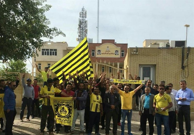 بوشهر|تجمع هواداران تیم پارس جنوبی جم مقابل فرمانداری جم