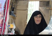 اهواز| حکایت روزنامه‌فروشی 37 ساله ننه جواد؛ درآمد روزنامه‌فروشی دیگر کفاف زندگی نمی‌دهد