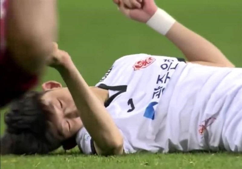 فوتبال جهان| نجات‌ معجزه‌آسای فوتبالیست کره‌ای پس از شکستن گردنش در زمین فوتبال+ عکس