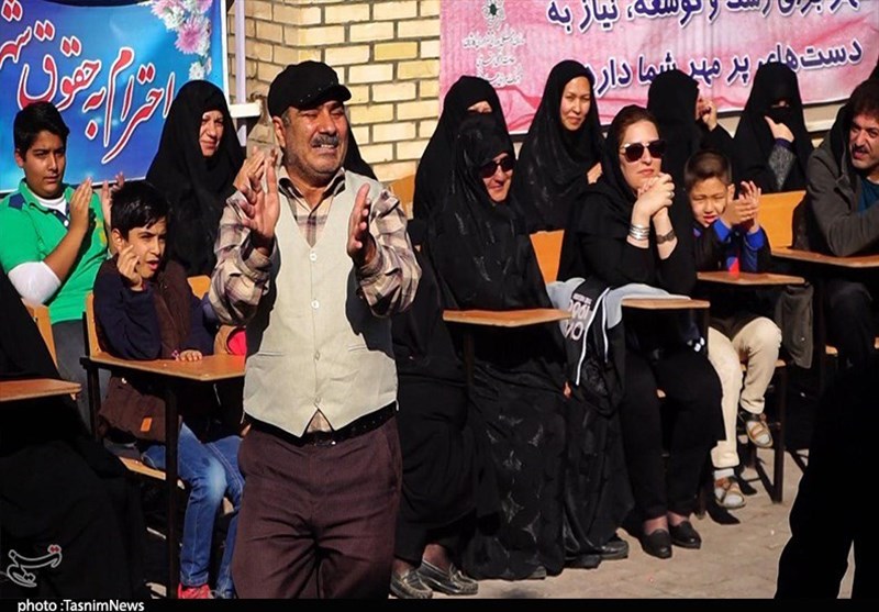 کاشان| چراغ‌ چهاردهمین جشنواره ملی تئاتر مهر کاشان در پارک روشن شد