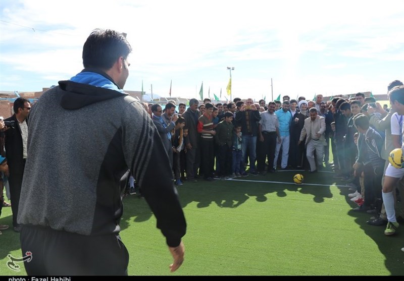 کرمان| افتتاح زمین ورزشی خیرساز در روستایی که هیچ امکانات ورزشی نداشت به روایت تصویر
