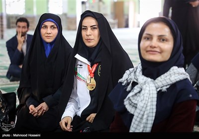 سونا رزاقی قهرمان مسابقات تکواندو زنان جهان مدال خود را به شهدای هشت سال دفاع مقدس در شلمچه اهدا کرد