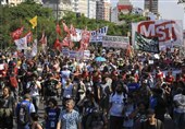 Tens of Thousands March in Argentina against Macri&apos;s Austerity