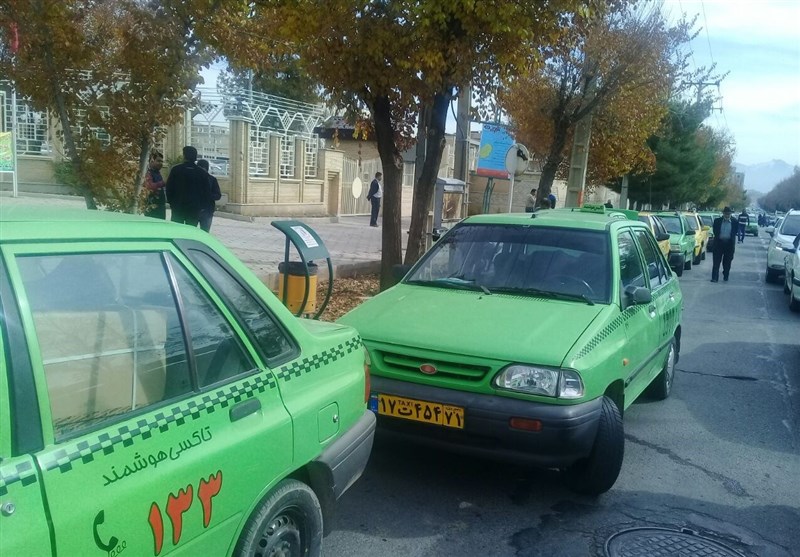 تجمع رانندگان تاکسی مقابل استانداری چهارمحال و بختیاری