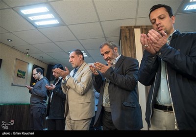 حضور سردار کوثری در نماز جماعت خبرگزاری تسنیم