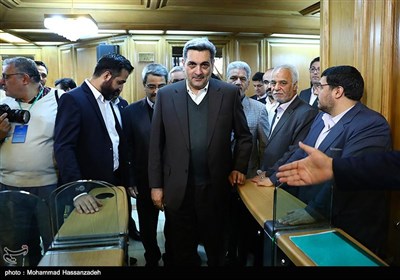 ورود پیروز حناچی شهردار تهران به مراسم ادای سوگند در شورای شهر تهران