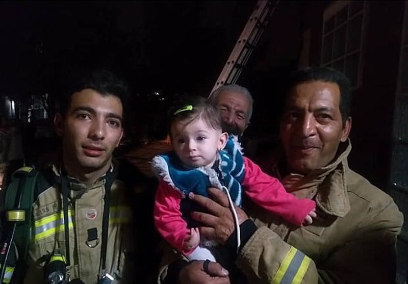 نجات جان کودک 8 ماهه از میان دود و آتش توسط آتش‌نشانان + تصاویر