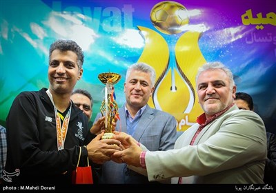 تجلیل از عادل فردوسی پور مجری برنامه تلویزیونی نود