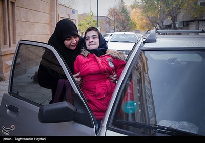 مادر زهرا تمام زندگی خود را وقف دخترش کرده تا بار سنگینی معلولیت را کمتر حس کند و دخترش بتواند مانند افراد سالم درس بخواند و زندگی کند .