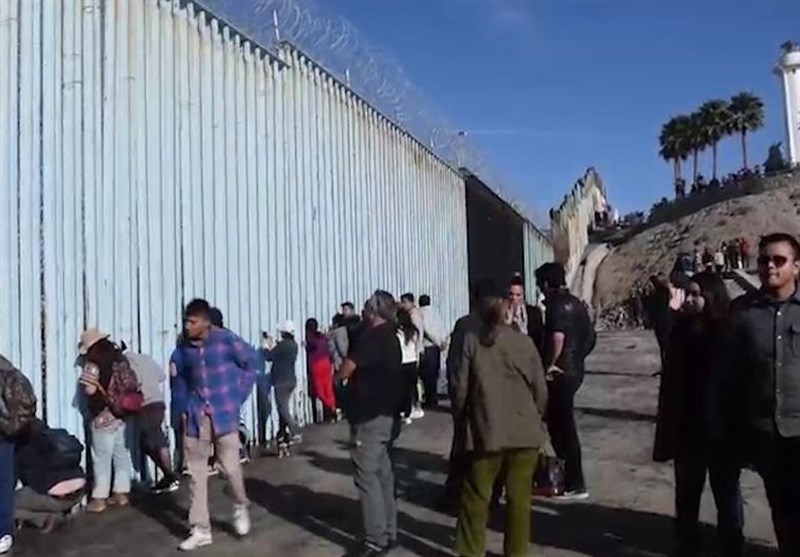 US Border Police Detain Caravan Migrants for Crossing Border from Tijuana (+Video)