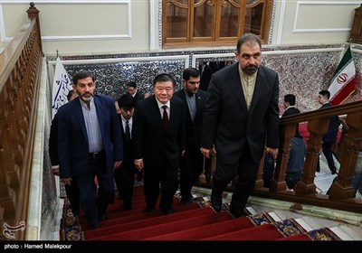 ورود چن جو نایب رئیس کنگره ملی چین به محل دیدار با علی لاریجانی رئیس مجلس شورای اسلامی