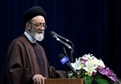 آل‌هاشم: شرکت اجباری یا بخشنامه‌ای در نماز جماعت فایده‌ای ندارد