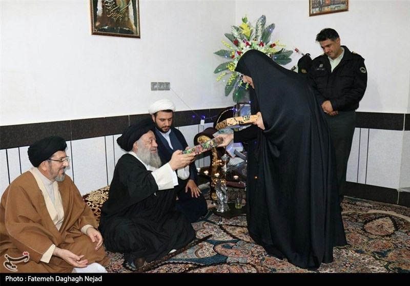 دیدار نماینده ولی‌فقیه در خوزستان با خانواده شهید «نادری» به روایت تصویر