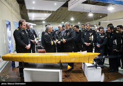 بازدید حبیب‌الله سیاری معاون هماهنگ‌کننده ارتش و حسین خانزادی فرمانده نیروی دریایی ارتش از نمایشگاه دستاورد های نیروی دریایی ارتش