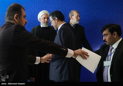 ورود علی لاریجانی رئیس مجلس شورای اسلامی و حجت‌الاسلام حسن روحانی رئیس جمهور به دومین کنفرانس رؤسای مجالس 6 کشور آسیایی 