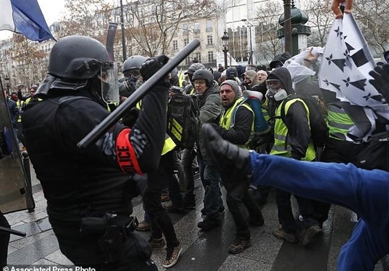 معترضان فرانسوی خواستار «استعفای ماکرون» شدند+ عکس و فیلم