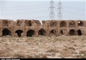 گَرد فراموشی و تخریب بر کاروانسرای قلعه صدری قم به روایت تصویر
