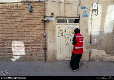 بازدید آتش نشانان از منازل مسکونی برای مقابله با گازگرفتگی