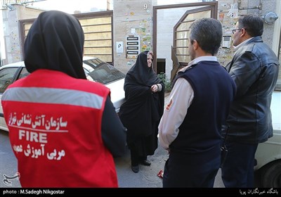 بازدید آتش نشانان از منازل مسکونی برای مقابله با گازگرفتگی