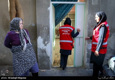 بازدید آتش نشانان از منازل مسکونی برای مقابله با گازگرفتگی