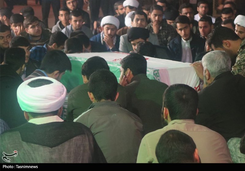 ادای احترام جوانان خوزستانی به 72 شهید دفاع مقدس در اهواز