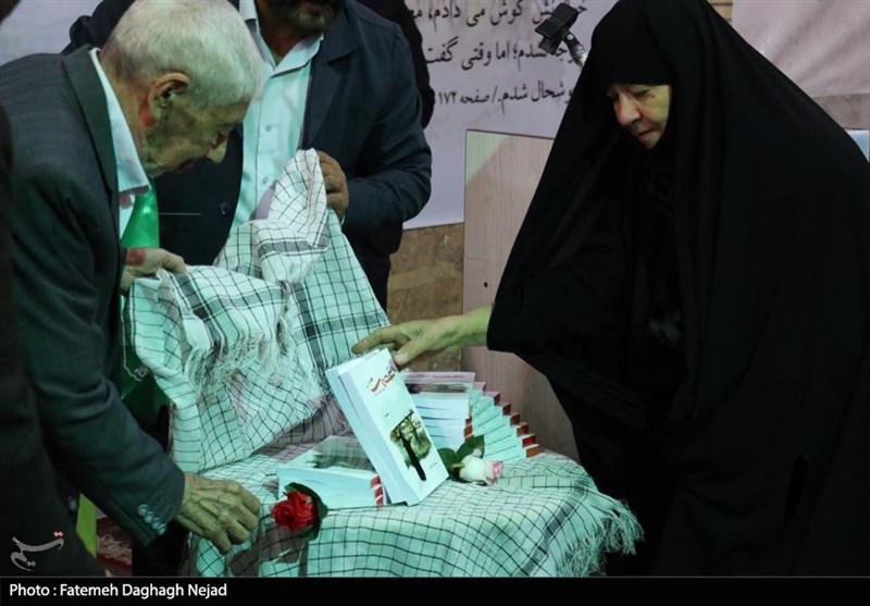 خوزستان| رونمایی از کتاب «عصمت» زندگینامه شهیده عصمت پورانوری در دزفول برگزار شد+ تصویر