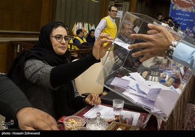زهرا نعمتی رای خود را به صندوق می اندازد