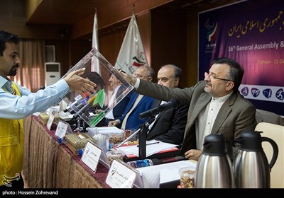 محمدرضا داورزنی، معاون توسعه ورزش قهرمانی و حرفه‌ای وزارت ورزش و جوانان رای خود را به صندوق می اندازد