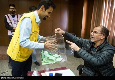 محمود خسروی‌وفا رئیس کمیته ملی پارالمپیک رای خود را به صندوق می اندازد