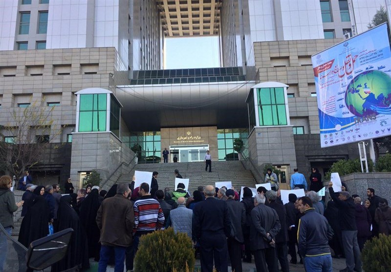 تجمع ساکنان خیابان انقلاب مقابل وزارت راه؛ طرح توسعه دانشگاه تهران را باطل کنید