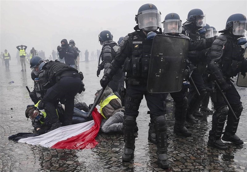 درگیری نیروهای پلیس فرانسه با معترضان به سیاست‌های اقتصادی ماکرون + تصاویر