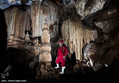 ار کهک شامل تعدادی سکوی بزرگ متوالی است که هرکدام به وسیله یک پرتگاه 10 تا 20 متری از هم جدا شده و همه آنها از ابتدا تا انتها زیر تاقدیس مرتفع و عظیم غار قرار گرفته اند.