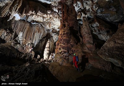 ار کهک شامل تعدادی سکوی بزرگ متوالی است که هرکدام به وسیله یک پرتگاه 10 تا 20 متری از هم جدا شده و همه آنها از ابتدا تا انتها زیر تاقدیس مرتفع و عظیم غار قرار گرفته اند.