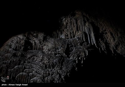 غار کهک در استان مرکزی،در 86کیلومتری جنوب شهر قم، 65کیلومتری غرب شهر دلیجان،و در نزدیکی روستای کهک واقع است.غار کهک شامل تعدادی سکوی بزرگ متوالی است که هرکدام به وسیله یک پرتگاه 10 تا 20 متری از هم جدا شده و همه آنها از ابتدا تا انتها زیر تاقدیس مرتفع و عظیم غار قرار گرفته اند.