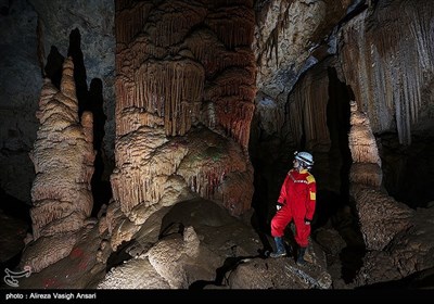 دهانه غار به شکل دایره به قطر 70 سانتی متر است و ارتفاع 1950 متری از سطح دریا قرار دارد. این دهانه بالای دیوارهای به ارتفاع 8 متر واقع شده است و تنها با استفاده از وسایل فنی و طناب میتوان وارد غار شد