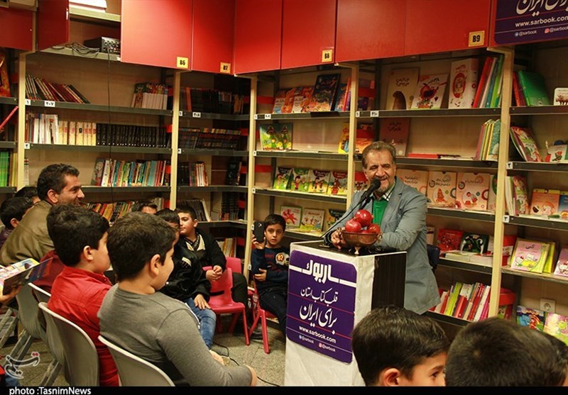 جشن امضای کتاب با حضور مصطفی رحماندوست در کاشان + تصاویر
