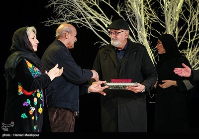 بزرگداشت منوچهر مشیری از مستندسازان پیشکسوت در مراسم اختتامیه دوازدهمین جشنواره بین‌المللی سینما حقیقت