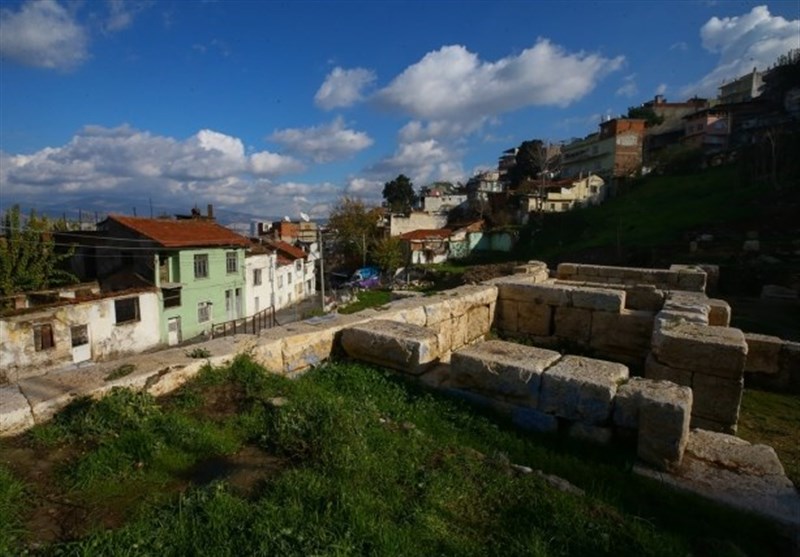 سالن تئاتر 2400 ساله در محاصره آپارتمان‌ها در ترکیه + عکس