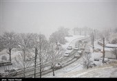 تساقط الثلوج وهطول الامطار الغزیرة فی مدینة سنندج الإیرانیة