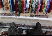 قالیبافان آران و بیدگل 90 تخته فرش برای حرم امام علی (ع) می بافند+فیلم